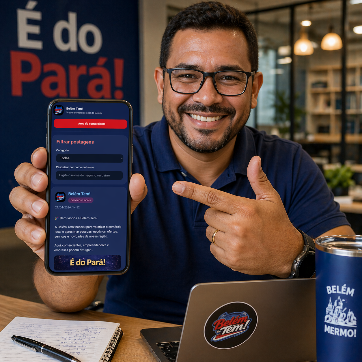 Empreendedor mostrando a Belém Tem no celular